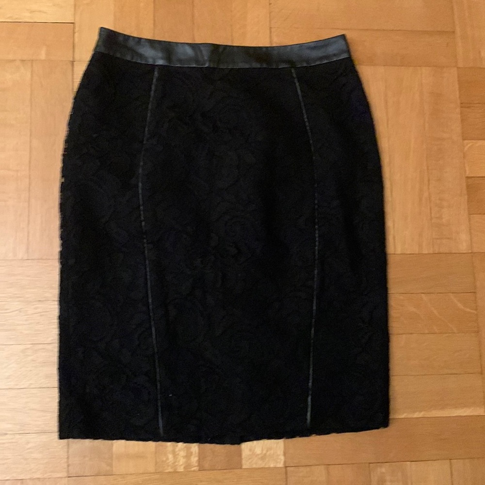 New skirt in lace and faux leather trimming.